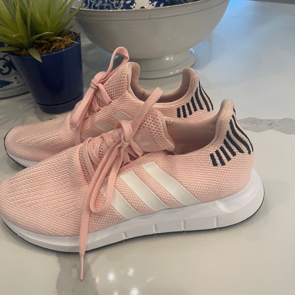 ADIDAS 3 STRIPE WOMENS ACTIVE SHOE SIZE 9 PRISTINE CONDITION PINK